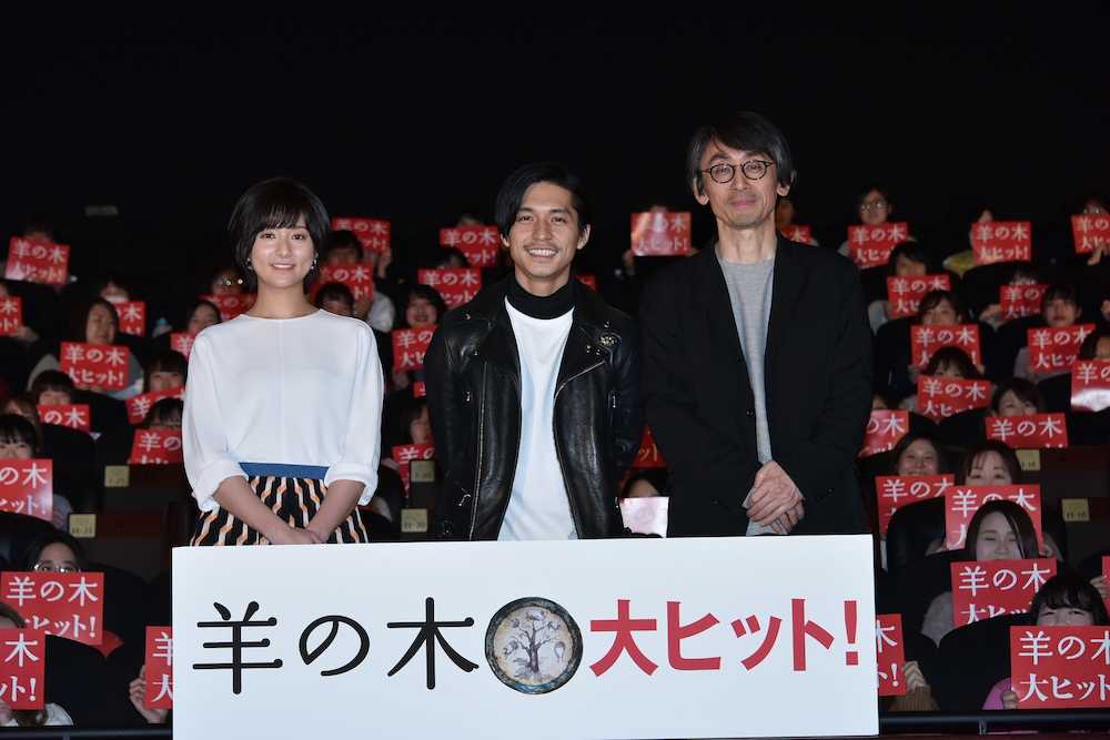 映画「羊の木」の大ヒット舞台あいさつに出席した（左から）木村文乃、錦戸亮、吉田大八監督