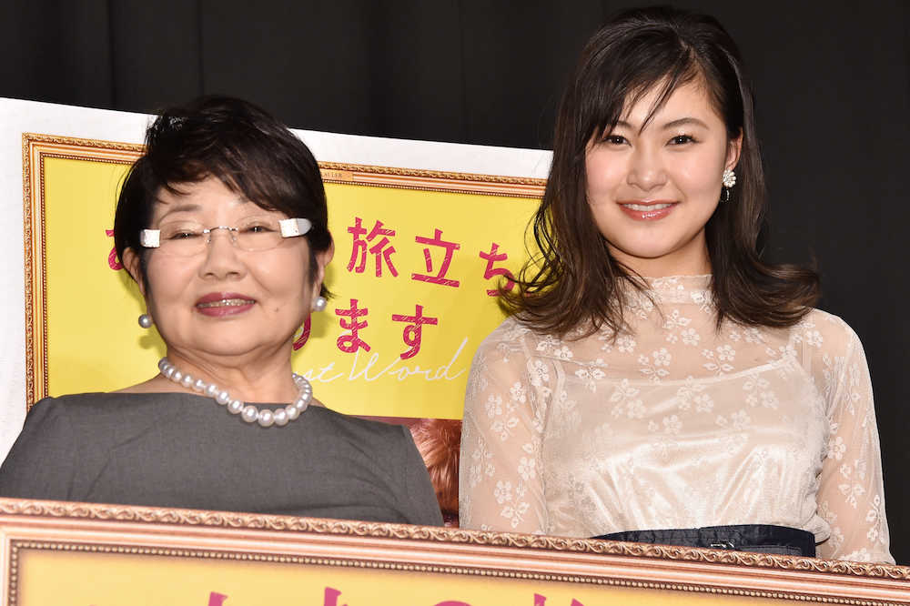 映画試写会のトークショーで平昌五輪について語った泉ピン子（左）と村上佳菜子
