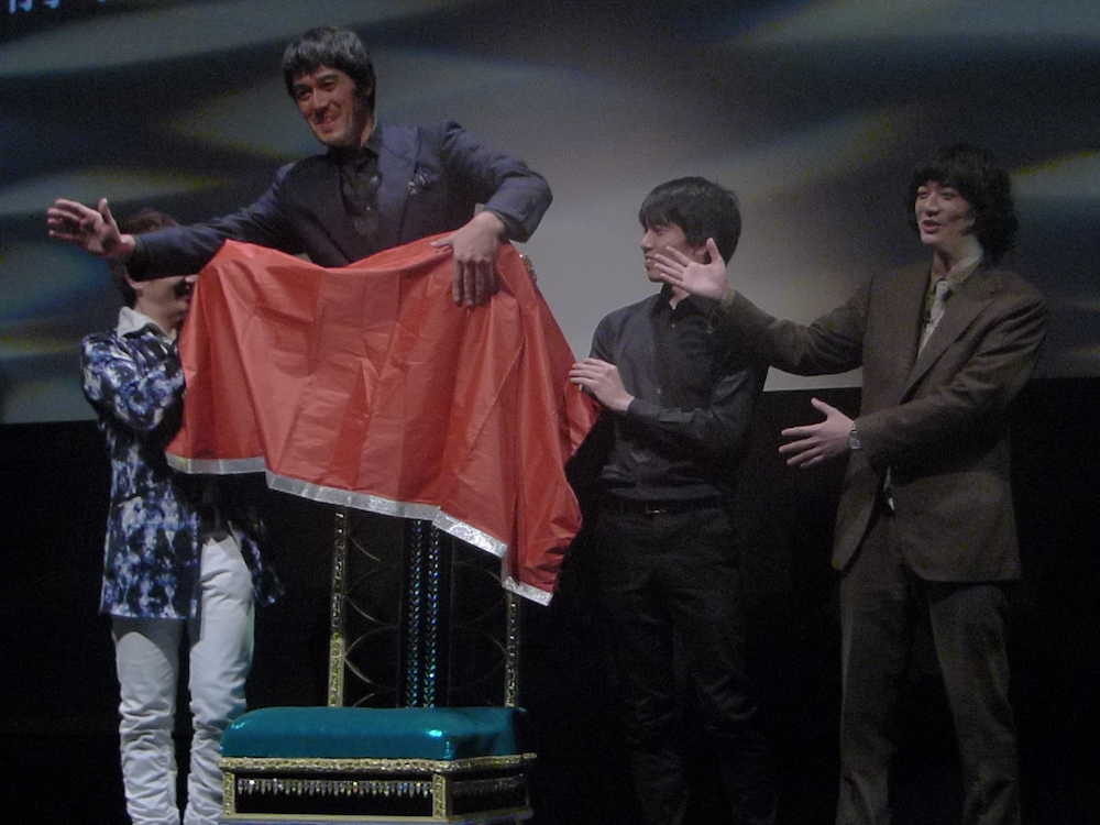 映画「空海―ＫＵ―ＫＡＩ―」試写会でイリュージョンを披露した主演の染谷将太（右端）は阿部寛（左から２人目）を浮かすことに成功し笑顔