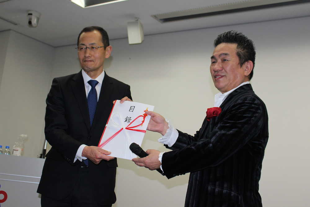 【画像・写真】ＢＯＲＯ　ｉＰＳ細胞研究基金に寄付、応援歌も　山中教授「夢のよう」