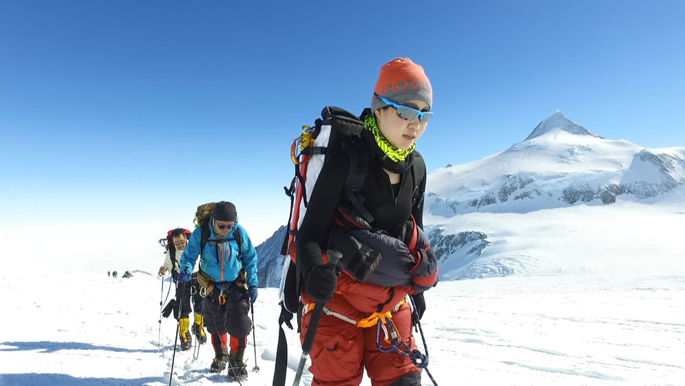 南極大陸最高峰のヴィンソン・マシフ登頂に挑戦するイモトアヤコら「イッテＱ！登山部」（Ｃ）日本テレビ