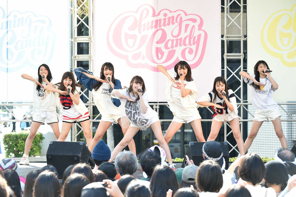 デビュー曲お披露目イベントで熱唱するチューニングキャンディーの（左から）琴音、ソフィー、優美香、ＬＩＬＩ、千夏、ゆうり、愛子