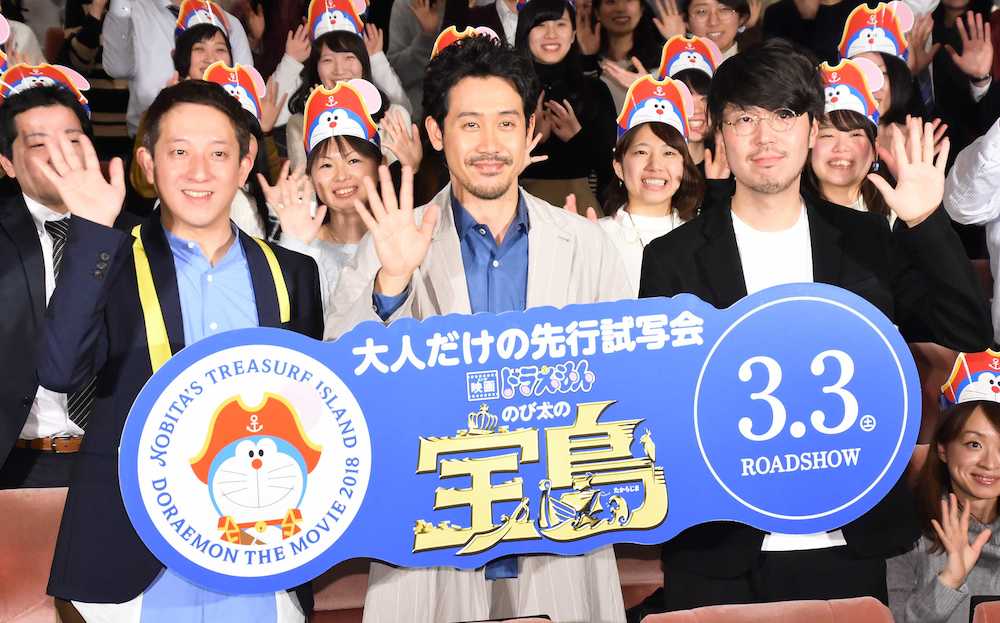 『映画ドラえもん　のび太の宝島』先行試写会に出席した（左から）高橋茂雄、大泉洋、川村元気プロデューサー