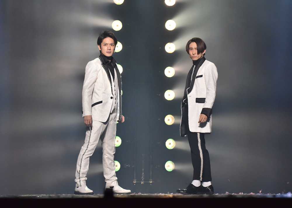 舞台「滝沢歌舞伎」に出演する滝沢秀明（左）と三宅健