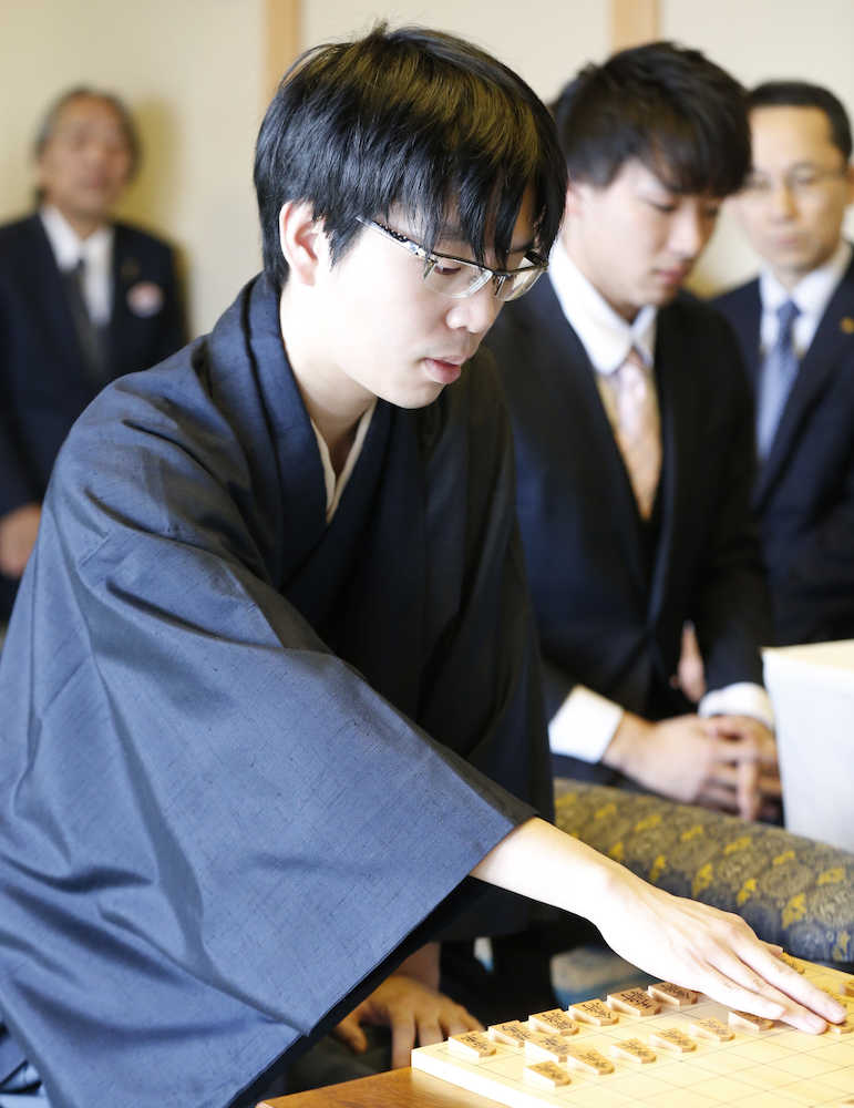 【画像・写真】“相振り飛車シリーズ”に　豊島八段誘導、久保王将「私の土俵」