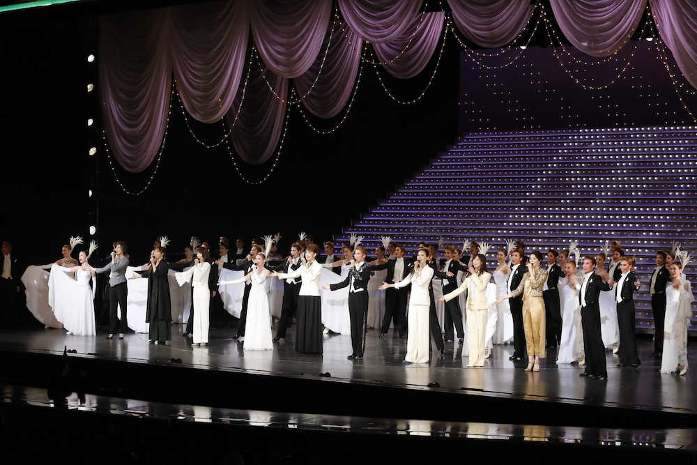 宝塚歌劇団宙組の誕生２０周年記念イベントで勢ぞろいした歴代トップスターと宙組メンバー（Ｃ）宝塚歌劇団
