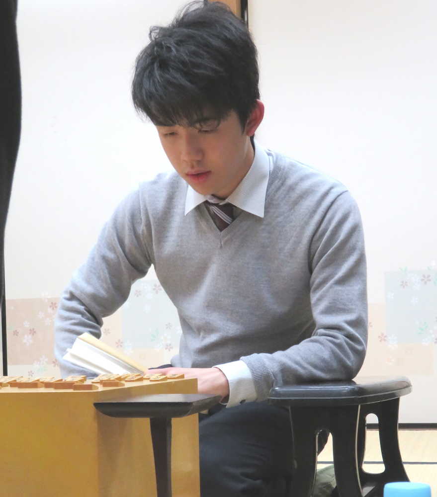 【画像・写真】藤井六段　昇段初戦飾り１２連勝、“もぐもぐタイム”はチョコ