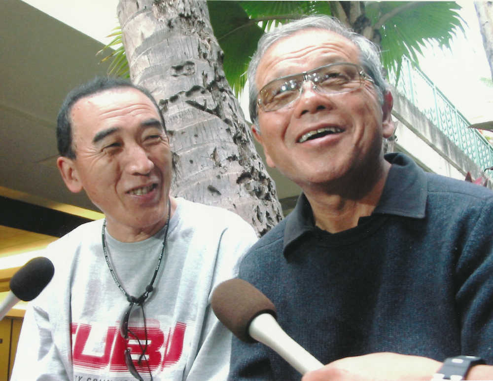 ２００５年１月、ハワイで小野ヤスシさん（左）とインタビューに答える左とん平さん