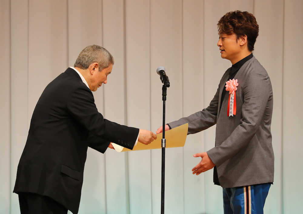 ＜東スポ映画大賞授賞式＞話題賞を受賞した香取慎吾（右）はビートたけしから表彰状を手渡される