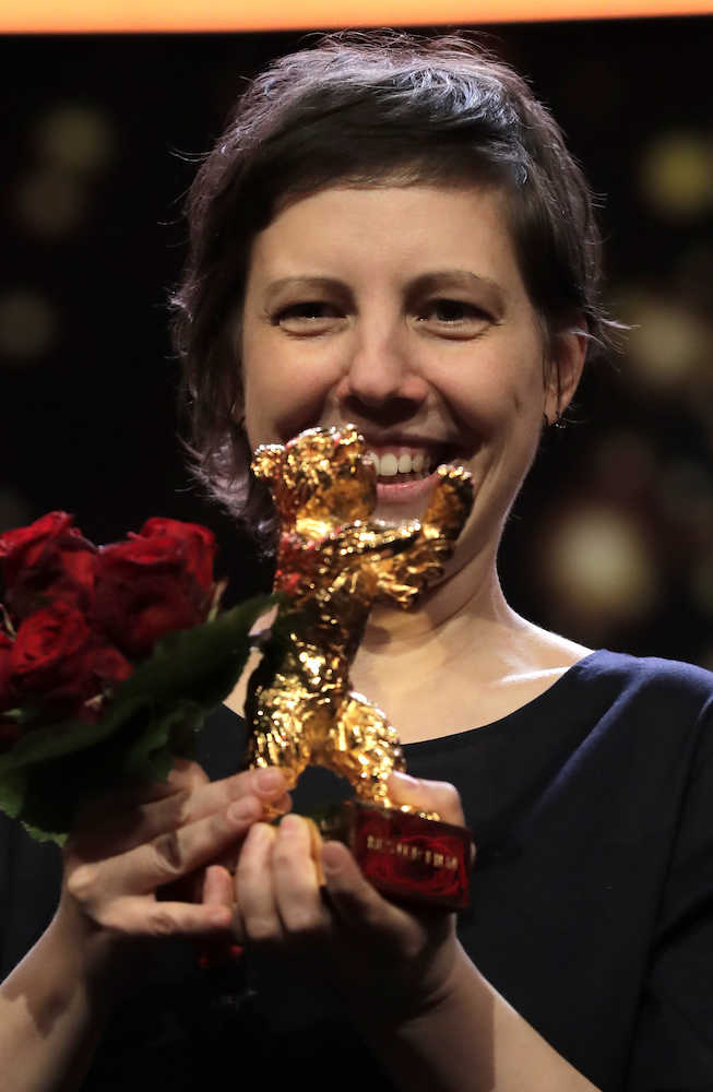 ベルリン国際映画祭の授賞式で、金熊賞のトロフィーを手に笑顔のアディナ・ピンティリエ監督（ＡＰ）