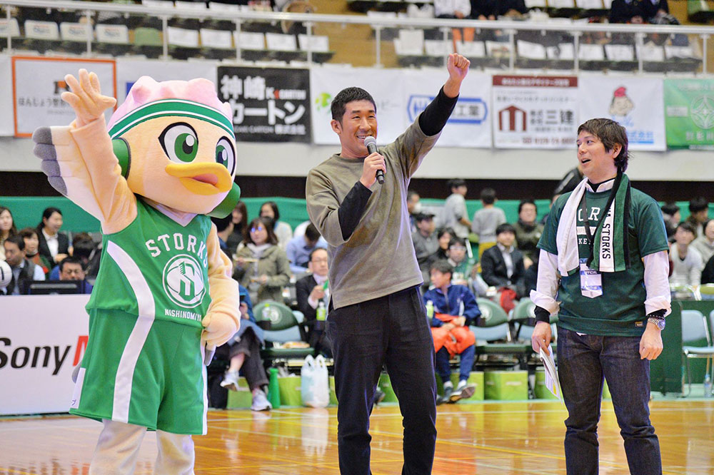 Ｂリーグ「西宮ストークスＶＳ京都ハンナリーズ」の応援をする「麒麟」の田村裕（中央）と西宮のマスコット・ストーキー（左）