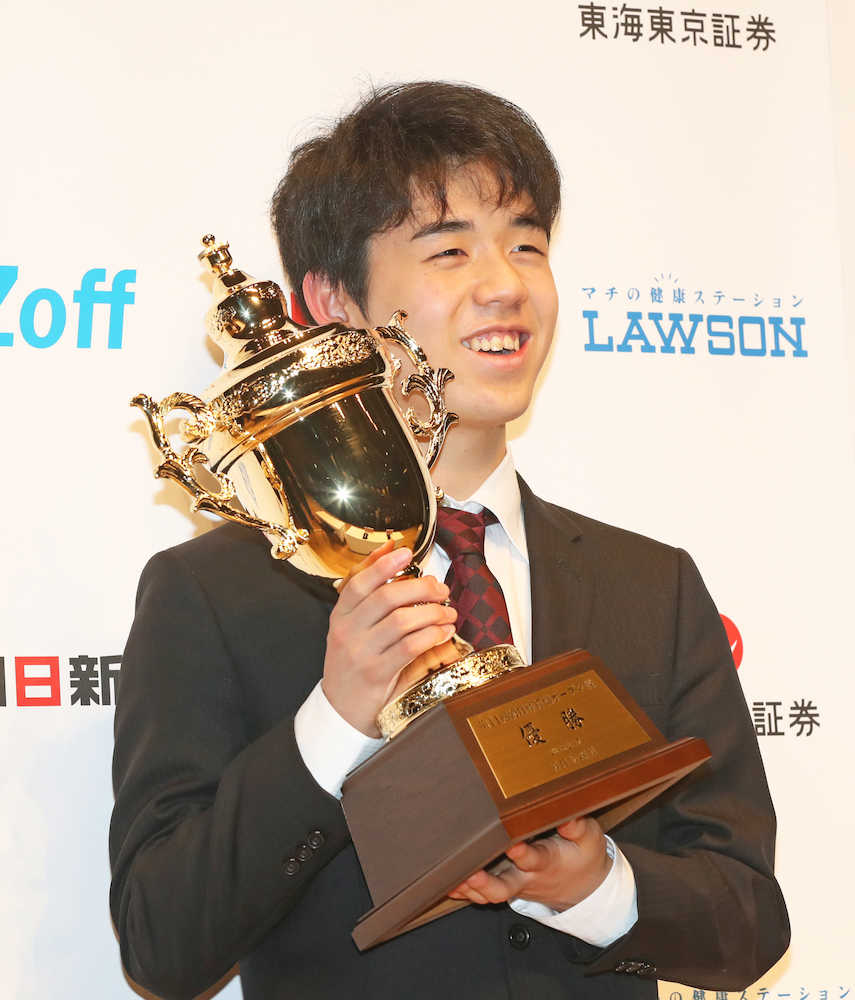 朝日杯将棋オープン戦で優勝し、トロフィーを手にする藤井聡太