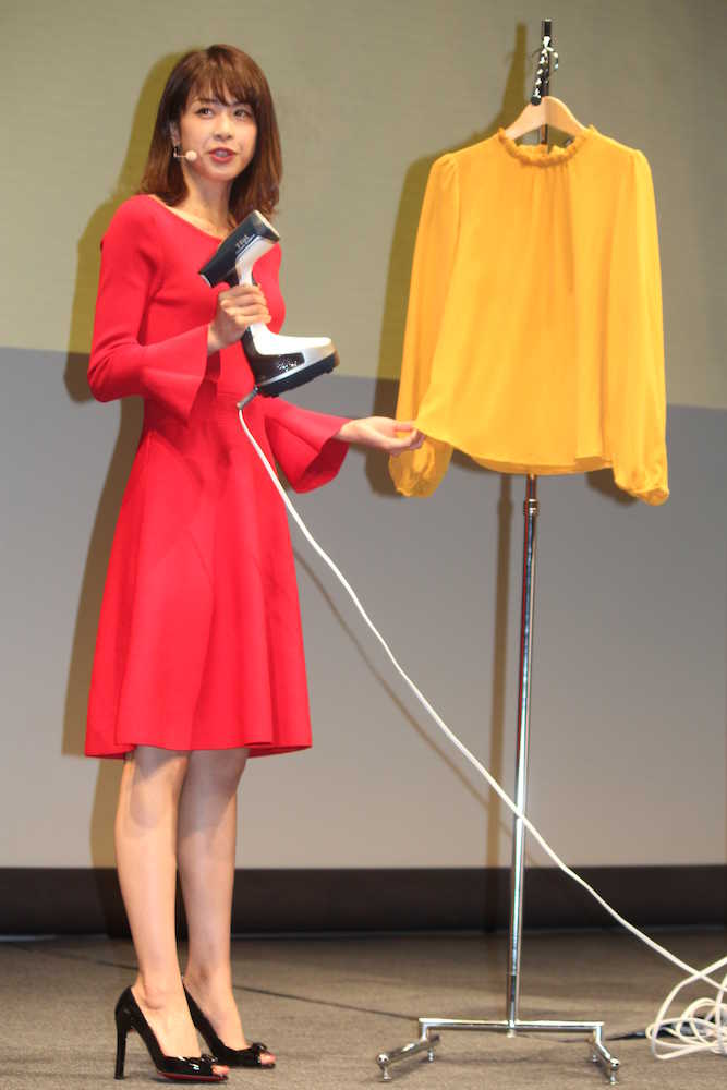 「ティファール春の新製品発表会」でスチームアイロンのデモンストレーションをする加藤綾子