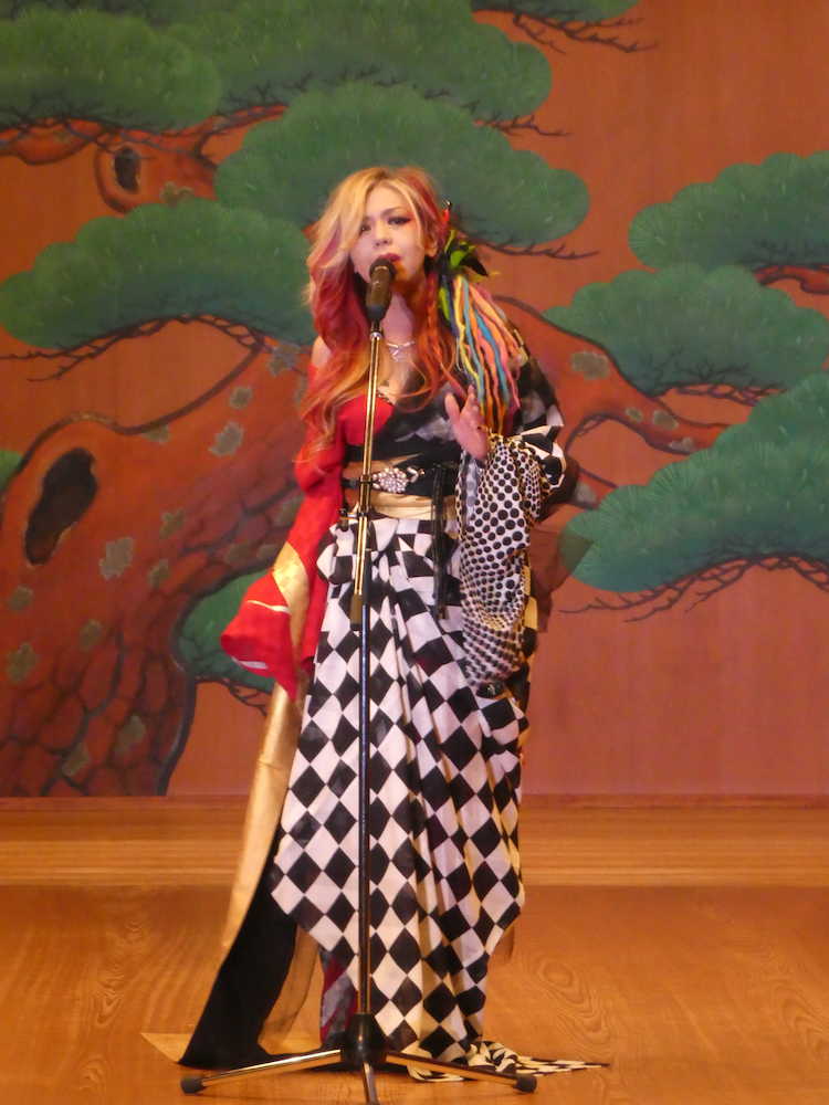 寺田恵子 ｙｏｓｈｉｋｉ着物でしっとり歌唱 日本意識した スポニチ Sponichi Annex 芸能
