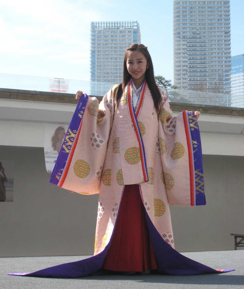 ひな祭りの衣装でシングル「Ｊｕｓｔ　ａｓ　Ｉ　ａｍ」発売記念イベントを行った板野友美