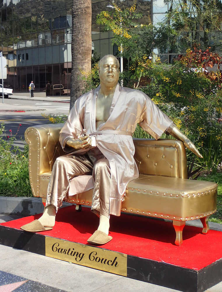 アカデミー賞の授賞式会場近くに置かれたハーベイ・ワインスタイン氏の像＝１日、米ロサンゼルス