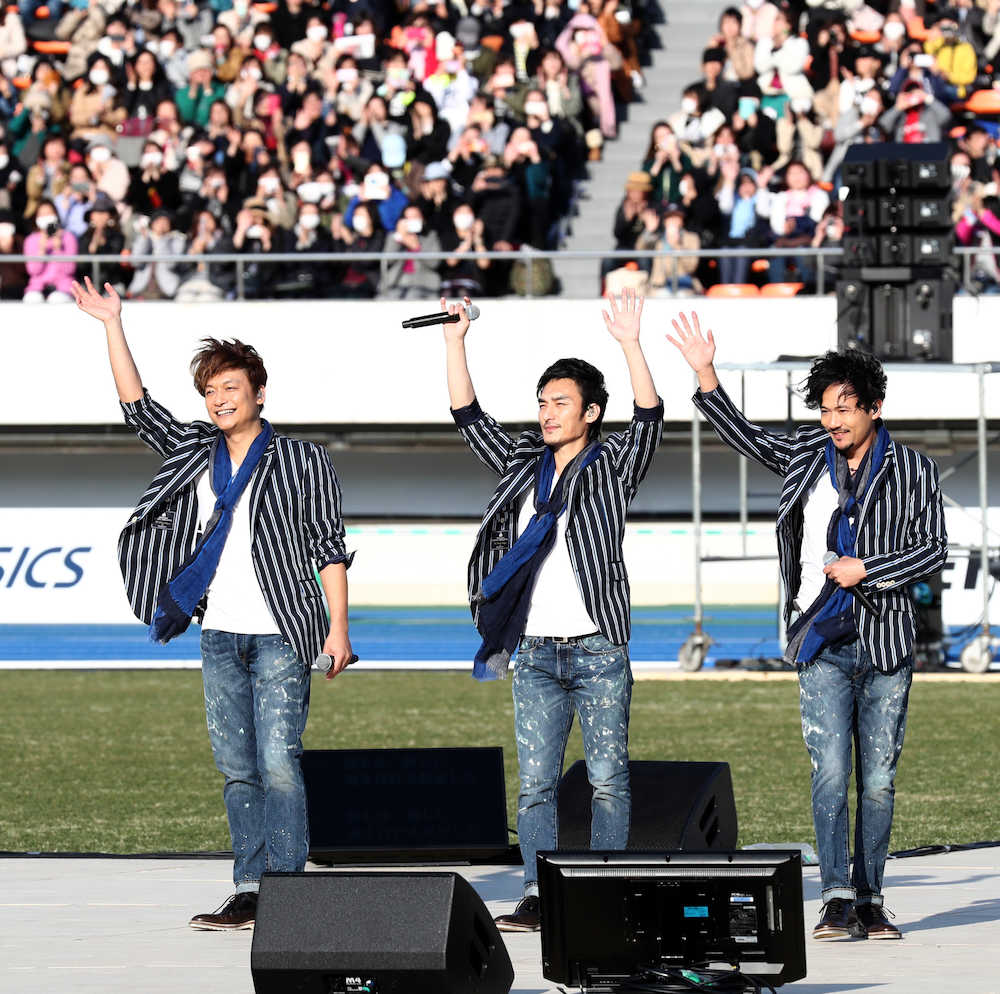 員のスタンンドに歌い終え手を振る（左から）香取慎吾、草なぎ剛、稲垣吾郎