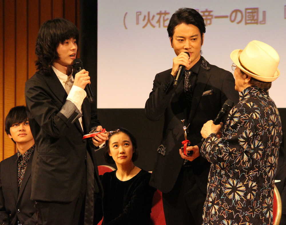 大阪シネマフェスティバルの表彰式でトリオ漫才のような掛け合いをみせた（左から）菅田将暉、桐谷健太、浜村淳