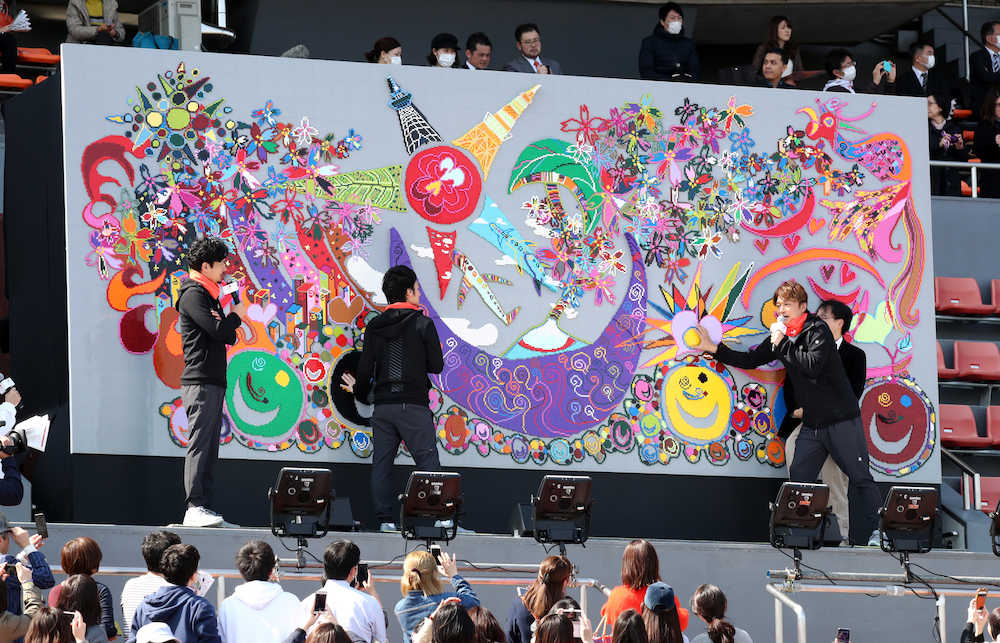 「レゴ壁画」の前で話す香取慎吾の話を聞く（左から）稲垣吾郎、草なぎ剛