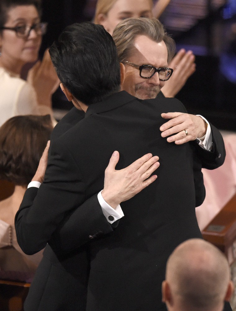 第９０回米アカデミー賞で主演男優賞に輝いたゲイリー・オールドマン。メーキャップ＆ヘアスタイリング賞に輝いた辻一弘氏と抱き合って喜ぶ（ＡＰ）