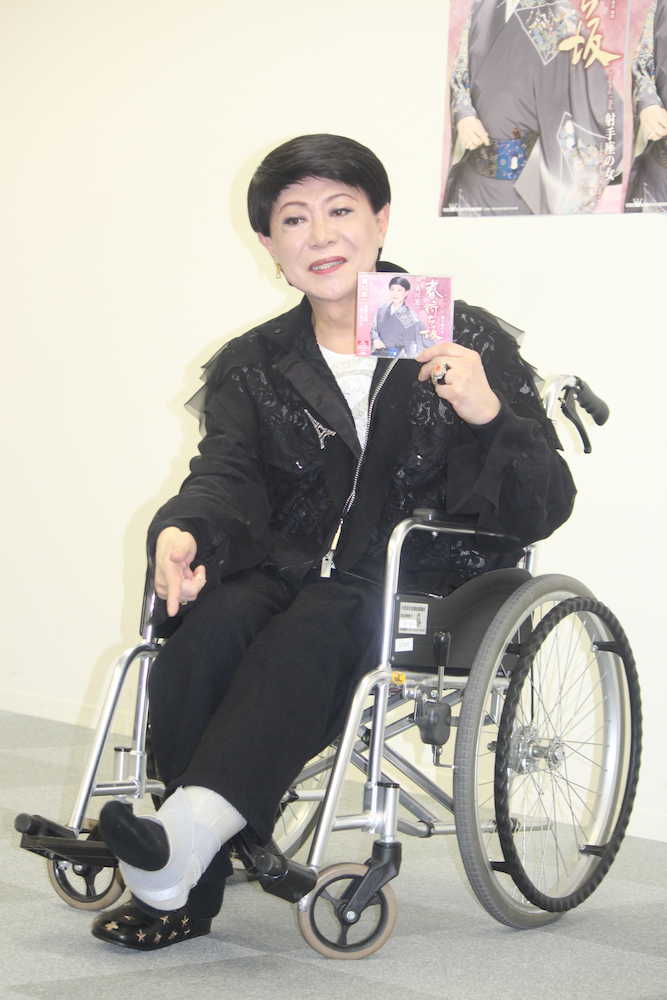 【画像・写真】美川憲一　骨折で車いす姿で新曲リリース会見　それでも「たまたま歌詞とマッチングした」