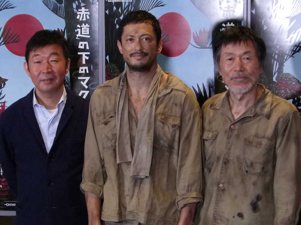 舞台「赤道の下のマクベス」公開前日に会見した（左から）作・演出の鄭義信氏、池内博之、平田満