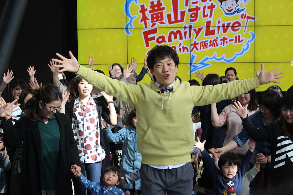 大阪市内でＰＲイベントに参加し、子どもたちにダンスを教える横山だいすけ
