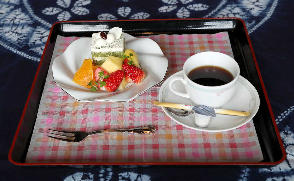 ＜王将戦第５局２日目＞久保王将の午後のおやつは抹茶のショートケーキとホットコーヒー