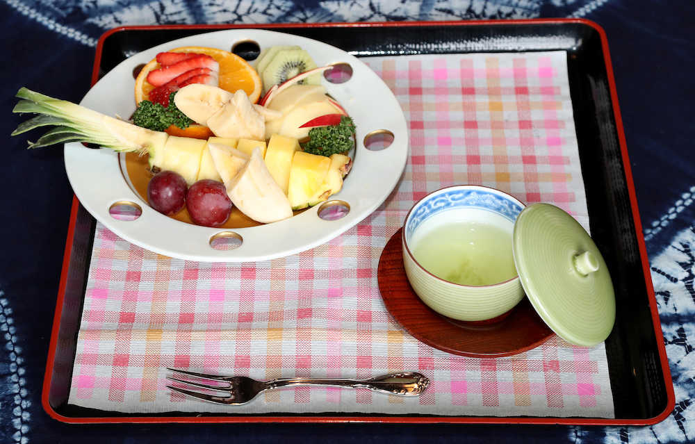 王将戦第５局第２日　豊島八段の午前のデザート、フルーツ盛り合わせと煎茶（４）