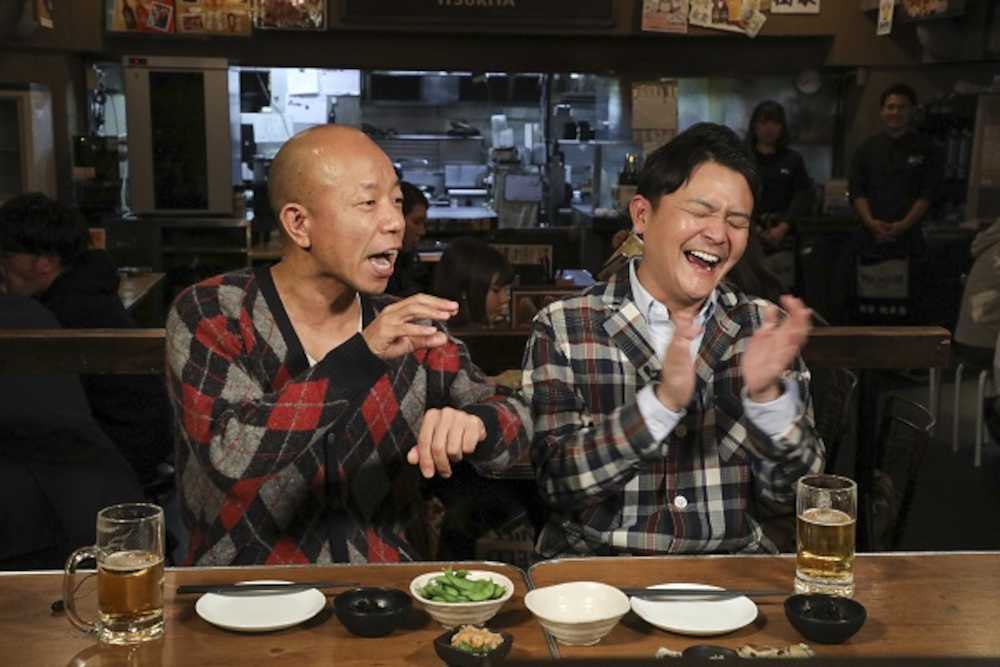 関西テレビ「ヨルスパ！　実は○○で食べてます」に出演する「バイキング」小峠（左）と「千鳥」ノブ