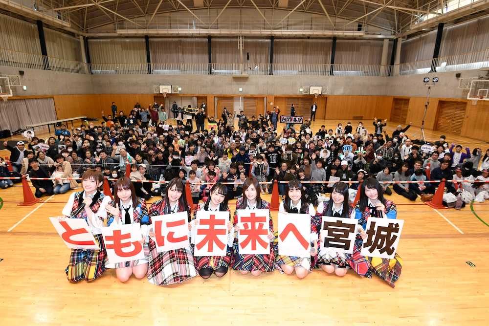 東日本大震災復興支援で宮城県女川町を訪れライブを行ったＡＫＢ４８グループのメンバー