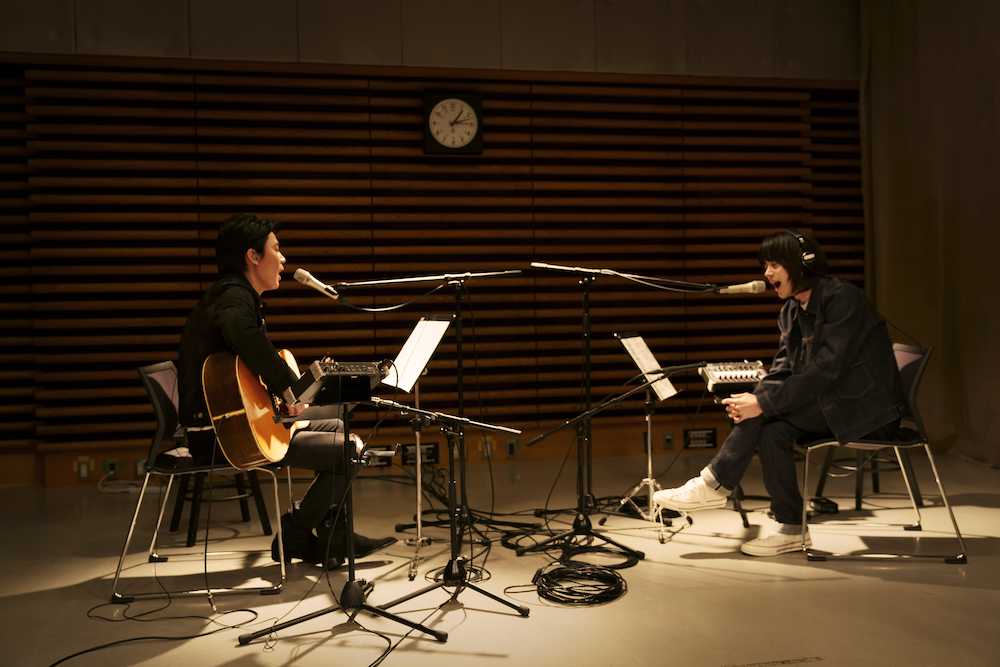 民放ラジオ１０１局特別番組で、特別セッションを行った福山雅治（左）と菅田将暉