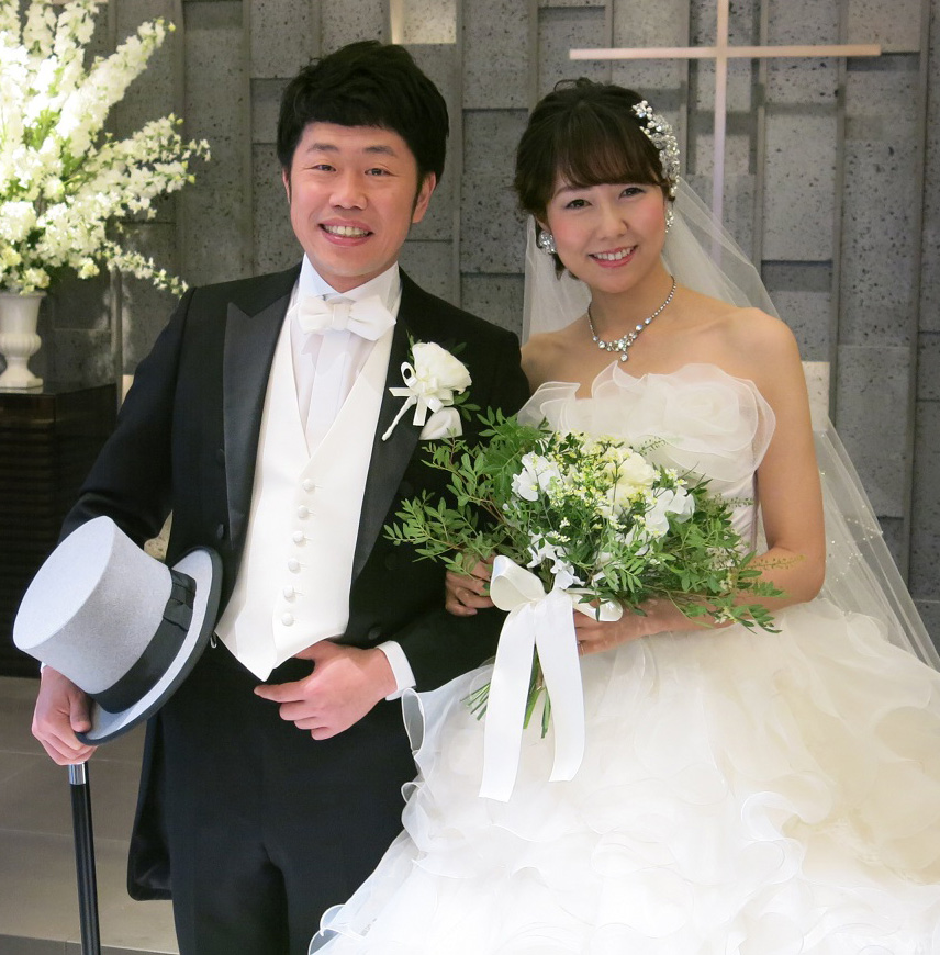 １月２２日に入籍した吉本新喜劇の新婚カップル・吉田裕（左）と前田真希がイベントでウェディング姿を披露