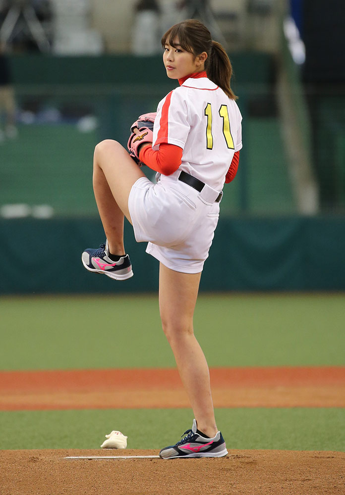 昨年３月のオープン戦で始球式を務めた稲村亜美