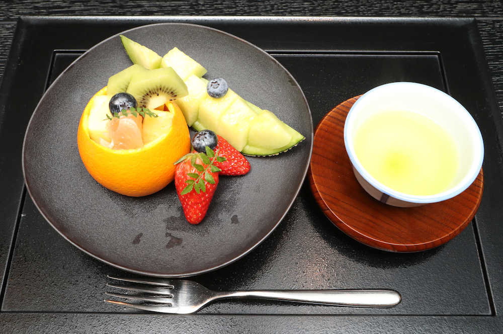 豊島八段の午前のおやつはフルーツの盛り合わせと煎茶
