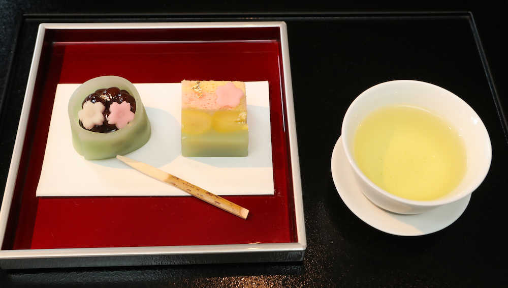 久保利明王将の午前のおやつは東門磯村の和菓子「花かご」（左）と「春うらら」（中央）、玄米茶