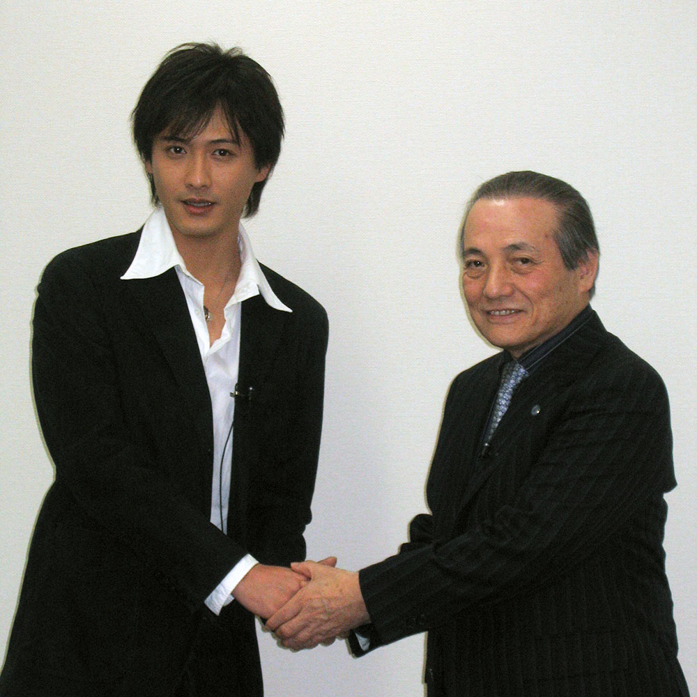 中村俊介(左）と内田康夫さん＝２００８年１月撮影