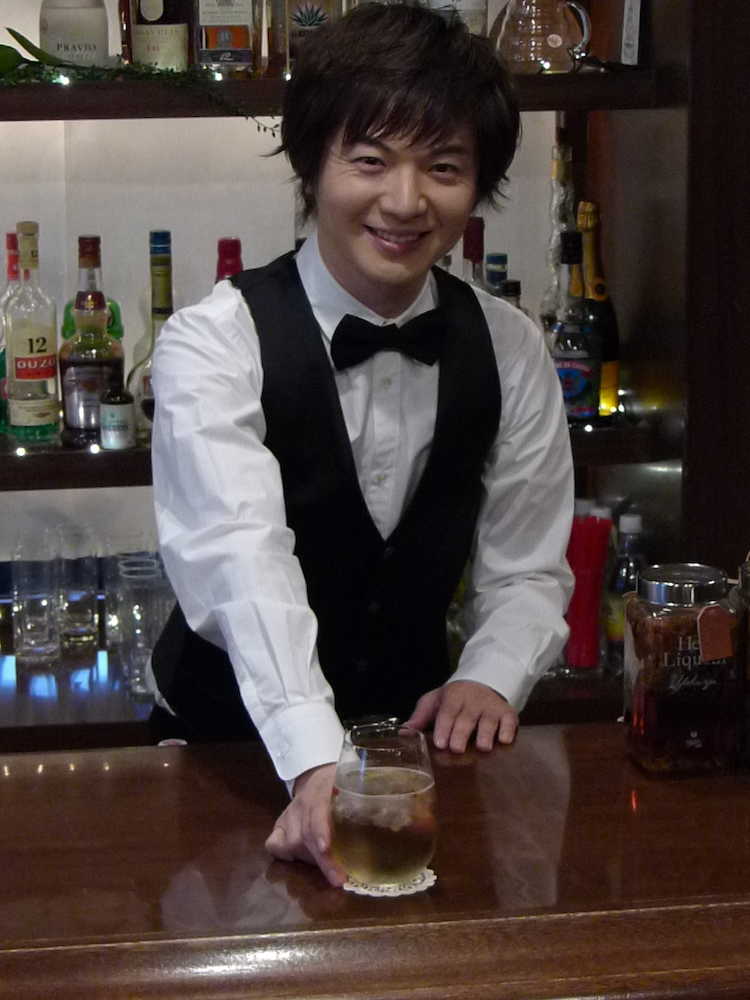 新曲「恋町カウンター」発売を記念し自身がプロデュースするバーをオープンする竹島宏は手製の酒を差し出し笑顔