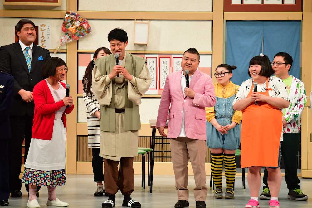 「吉本新喜劇全国ツアー２０１８」の初日、舞台上に勢揃いした（前列左から）すっちー、小籔千豊、川畑泰史、酒井藍の４座長ら