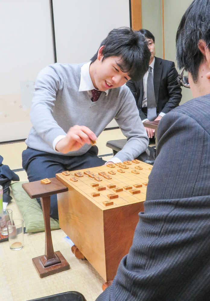 関西将棋会館で行われた王座戦２次予選５組決勝で糸谷哲郎八段（手前）を破り笑顔の藤井聡太六段