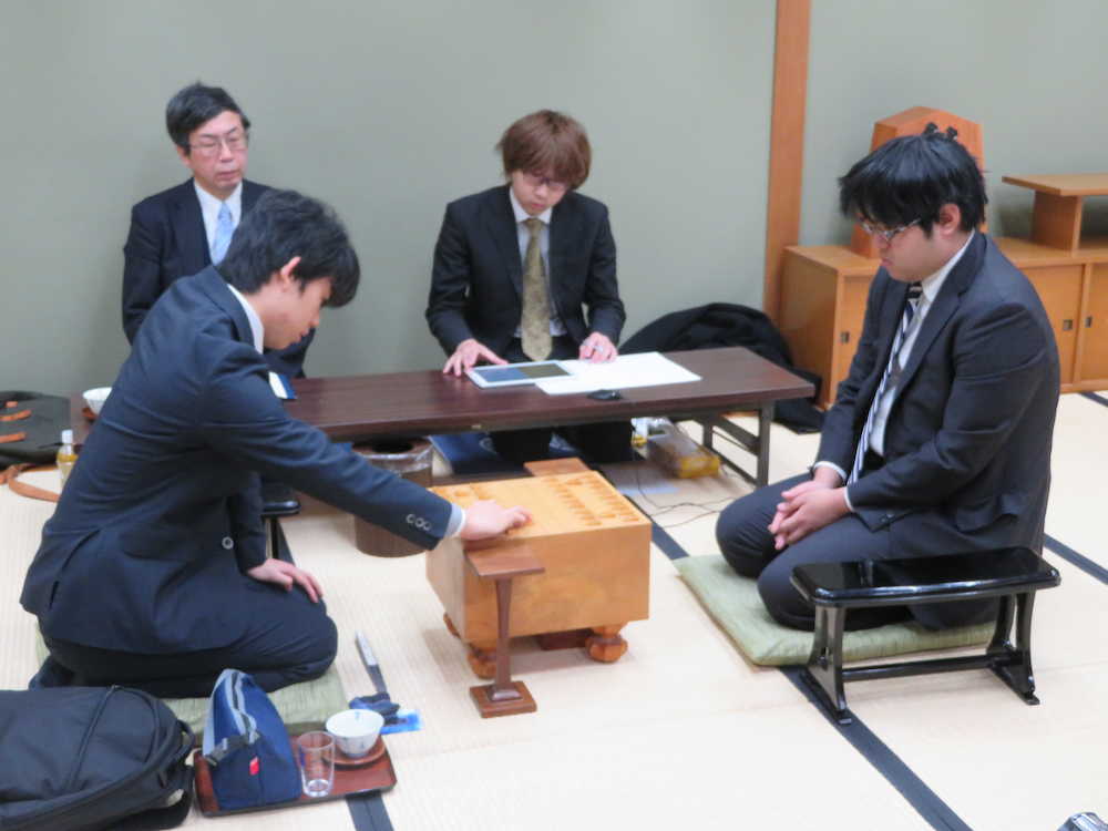 王座戦２次予選５組決勝で糸谷哲郎八段（右）と対戦する藤井聡太六段（左）