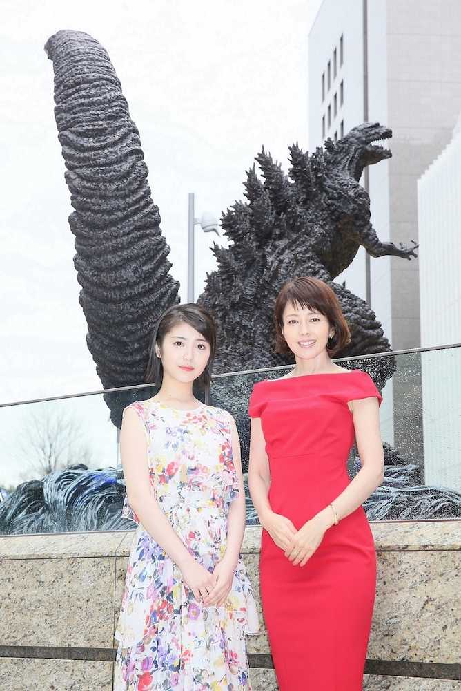 東京・日比谷のゴジラスクエアでお披露目された「新・ゴジラ像」の除幕式に参加した沢口靖子（右）と浜辺美波