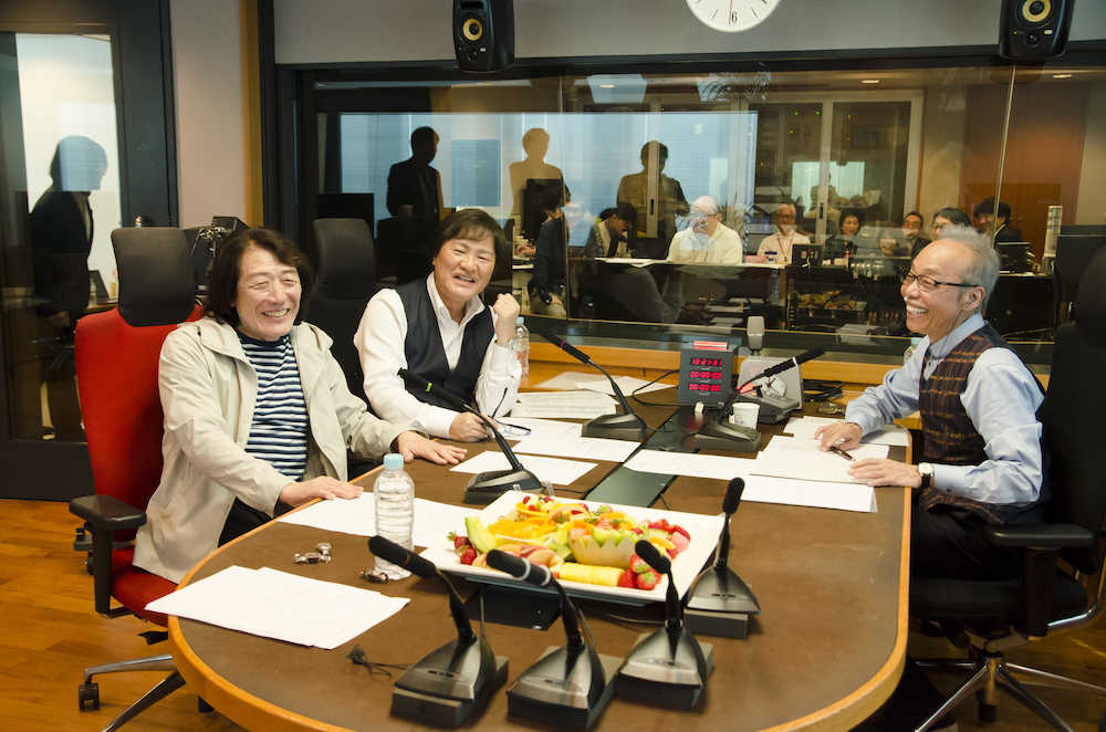３１年ぶりにＭＢＳラジオ「ＭＢＳヤングタウン」に出演することになった谷村新司（右）は「アリス」メンバーの矢沢透（左）、堀内孝雄と初回の収録に臨む