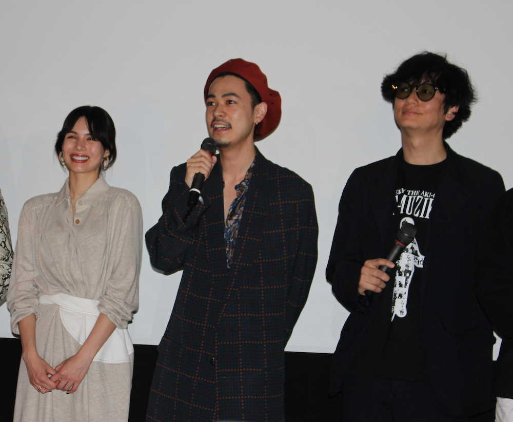 大阪市内で舞台あいさつした（左から）紗羅マリー、成田凌、井浦新