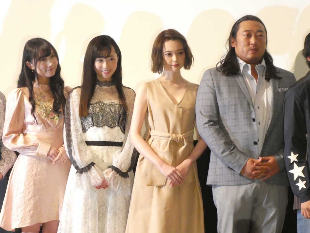 映画「女々演」の初日舞台あいさつに出席した（左から）矢倉楓子、福原遥、玉城ティナ、秋山竜次