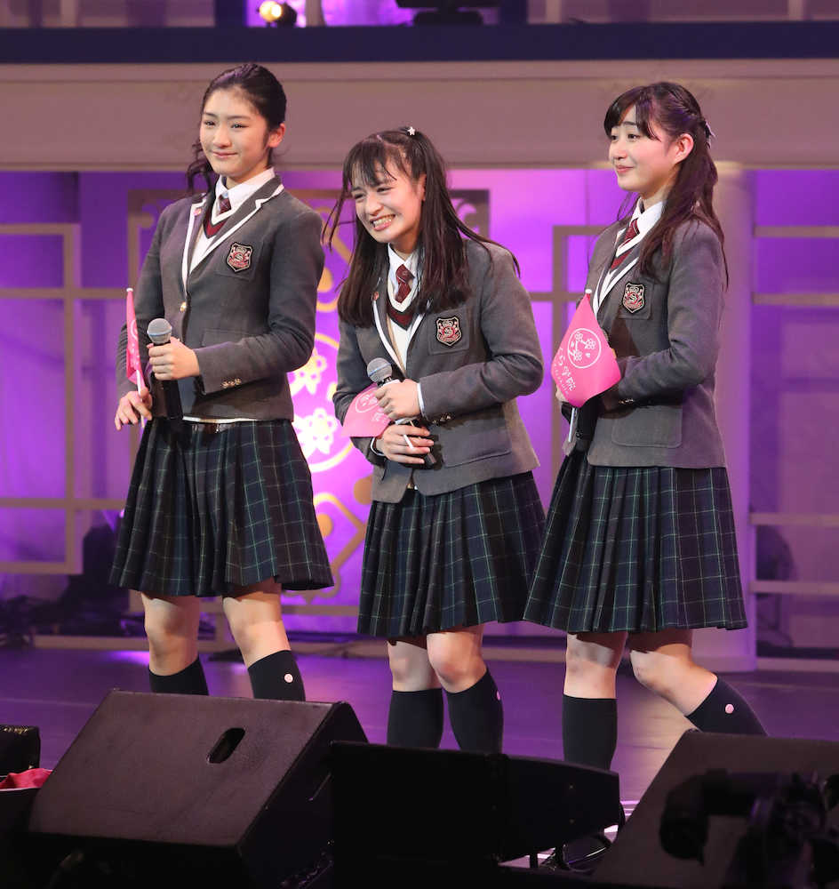 さくら学院を卒業する（左から）岡田愛、山出愛子、岡崎百々子は涙を浮かべてステージを去る