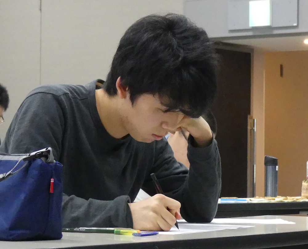 「詰将棋解答選手権」に出場した藤井聡太六段。後半開始後、わずか１分半で解答を書き始めた