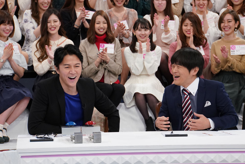 異色のドラマ製作に挑む福山雅治（前列左）とバカリズム（Ｃ）日本テレビ