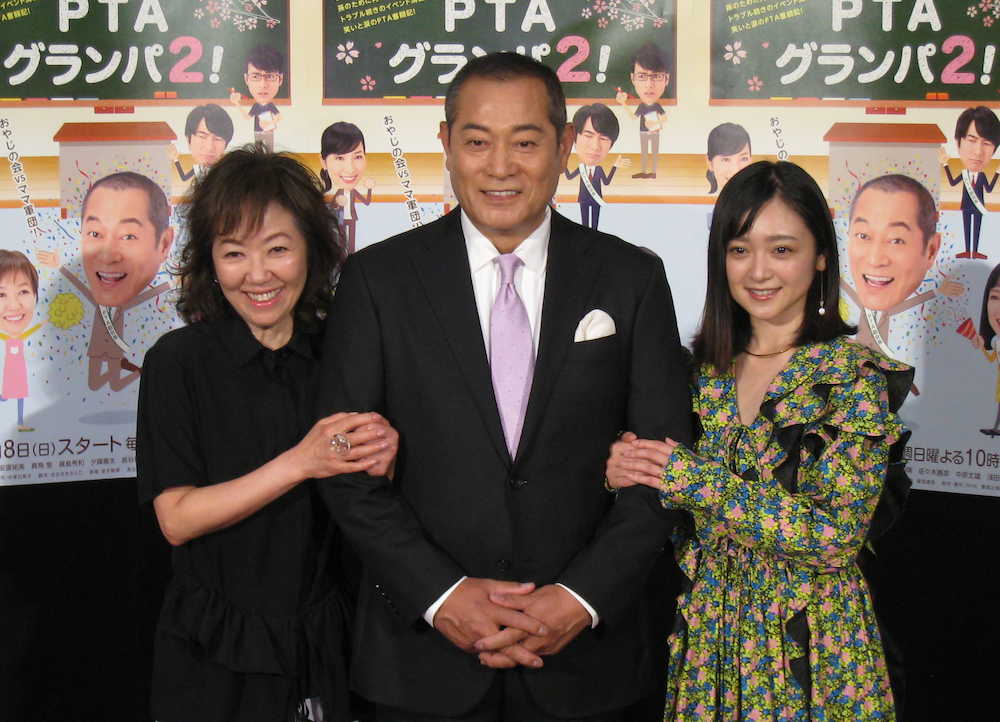 ＮＨＫ・ＢＳプレミアムのドラマ「ＰＴＡグランパ２！」の試写会に出席した（左から）浅田美代子、松平健、安達祐実
