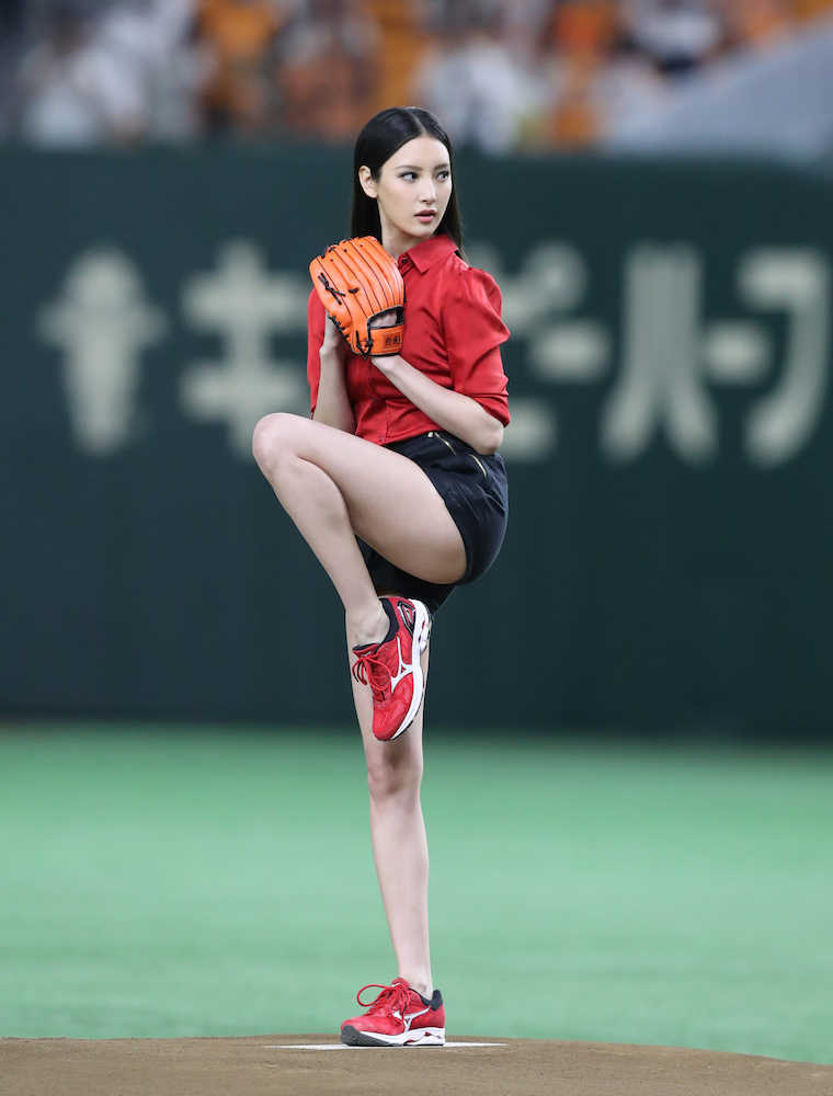 【画像・写真】菜々緒、伝統の一戦で始球式！ノーバンならずもまぶしい美脚披露